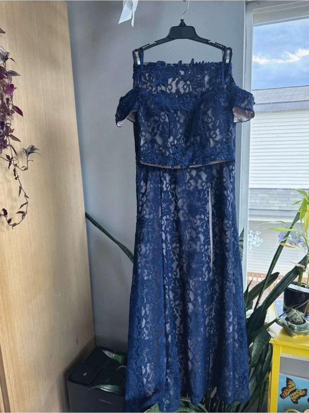 Knitted flowers around the Navy Floral Off-Shoulder Crop with skirt dress size 1